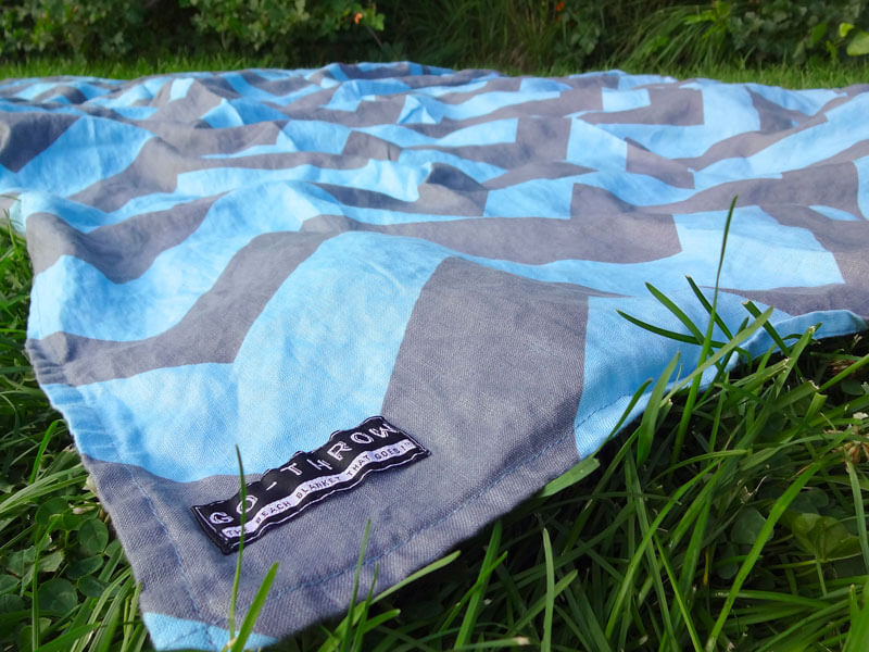 Go Throw blanket, Azul pattern in use